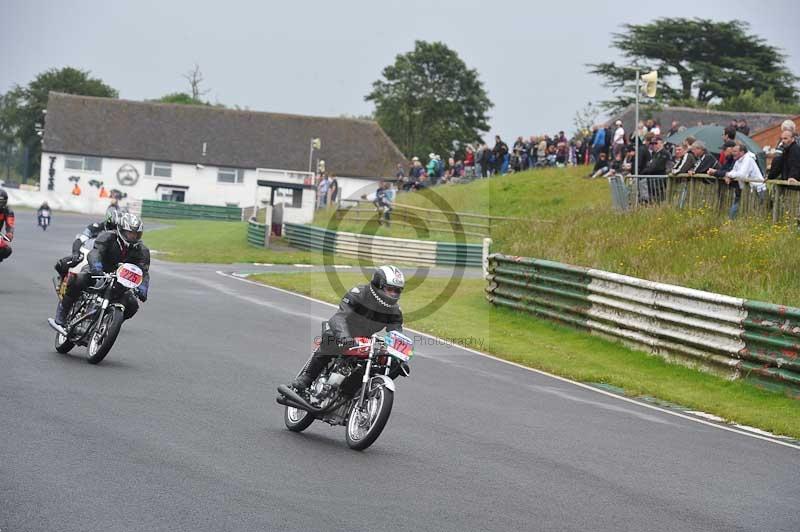 Mallory park Leicestershire;Mallory park photographs;Motorcycle action photographs;classic bikes;event digital images;eventdigitalimages;mallory park;no limits trackday;peter wileman photography;vintage bikes;vintage motorcycles;vmcc festival 1000 bikes