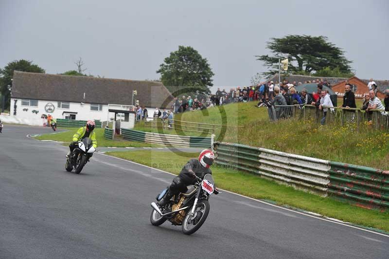 Mallory park Leicestershire;Mallory park photographs;Motorcycle action photographs;classic bikes;event digital images;eventdigitalimages;mallory park;no limits trackday;peter wileman photography;vintage bikes;vintage motorcycles;vmcc festival 1000 bikes