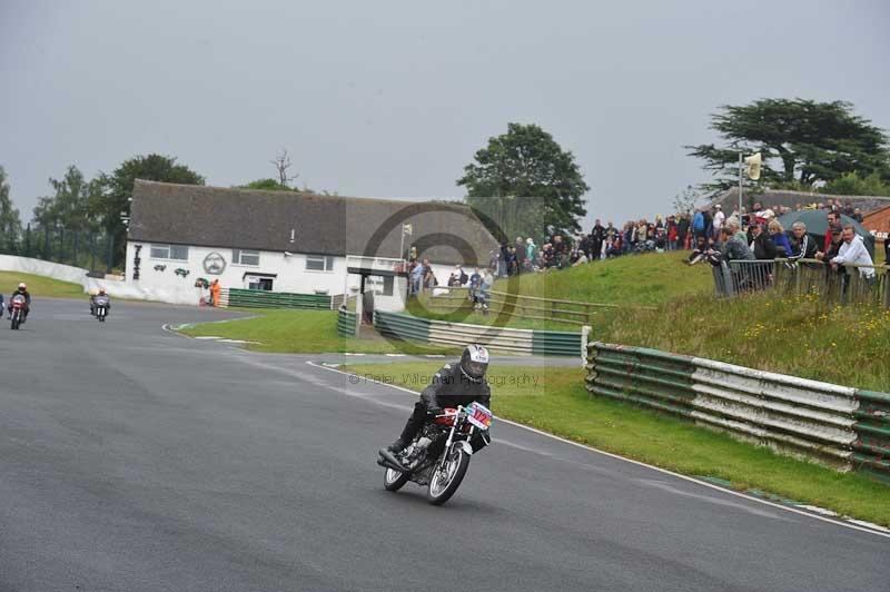 Mallory park Leicestershire;Mallory park photographs;Motorcycle action photographs;classic bikes;event digital images;eventdigitalimages;mallory park;no limits trackday;peter wileman photography;vintage bikes;vintage motorcycles;vmcc festival 1000 bikes