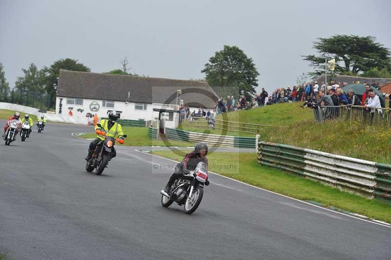 Mallory park Leicestershire;Mallory park photographs;Motorcycle action photographs;classic bikes;event digital images;eventdigitalimages;mallory park;no limits trackday;peter wileman photography;vintage bikes;vintage motorcycles;vmcc festival 1000 bikes