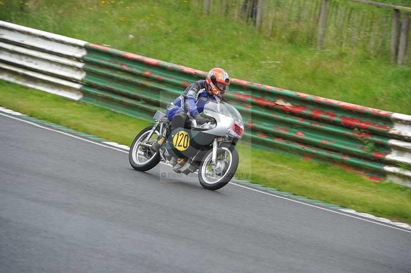 Mallory park Leicestershire;Mallory park photographs;Motorcycle action photographs;classic bikes;event digital images;eventdigitalimages;mallory park;no limits trackday;peter wileman photography;vintage bikes;vintage motorcycles;vmcc festival 1000 bikes