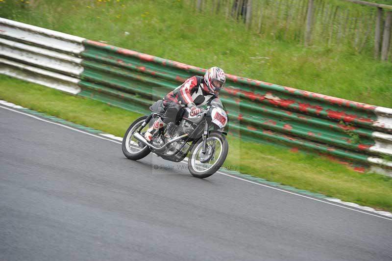 Mallory park Leicestershire;Mallory park photographs;Motorcycle action photographs;classic bikes;event digital images;eventdigitalimages;mallory park;no limits trackday;peter wileman photography;vintage bikes;vintage motorcycles;vmcc festival 1000 bikes