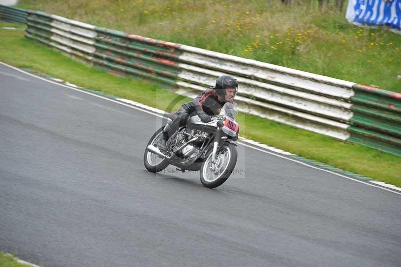 Mallory park Leicestershire;Mallory park photographs;Motorcycle action photographs;classic bikes;event digital images;eventdigitalimages;mallory park;no limits trackday;peter wileman photography;vintage bikes;vintage motorcycles;vmcc festival 1000 bikes