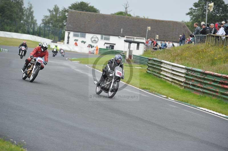 Mallory park Leicestershire;Mallory park photographs;Motorcycle action photographs;classic bikes;event digital images;eventdigitalimages;mallory park;no limits trackday;peter wileman photography;vintage bikes;vintage motorcycles;vmcc festival 1000 bikes