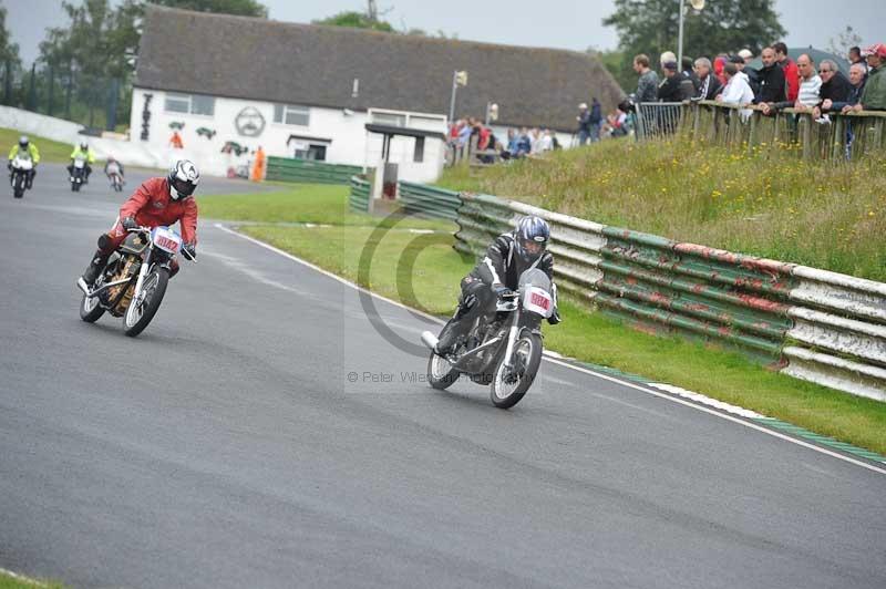 Mallory park Leicestershire;Mallory park photographs;Motorcycle action photographs;classic bikes;event digital images;eventdigitalimages;mallory park;no limits trackday;peter wileman photography;vintage bikes;vintage motorcycles;vmcc festival 1000 bikes