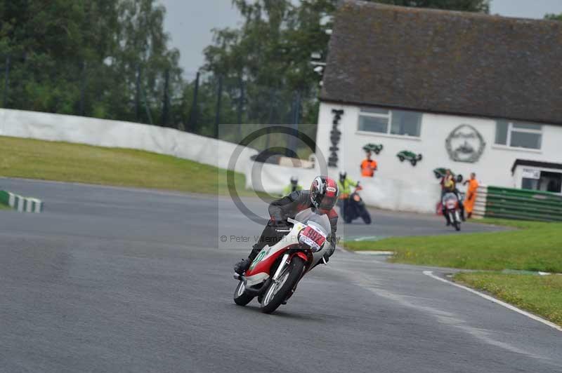 Mallory park Leicestershire;Mallory park photographs;Motorcycle action photographs;classic bikes;event digital images;eventdigitalimages;mallory park;no limits trackday;peter wileman photography;vintage bikes;vintage motorcycles;vmcc festival 1000 bikes