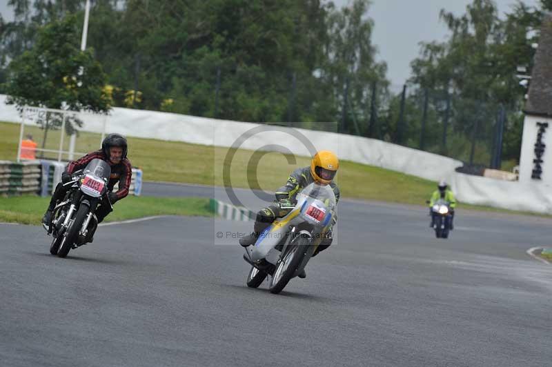 Mallory park Leicestershire;Mallory park photographs;Motorcycle action photographs;classic bikes;event digital images;eventdigitalimages;mallory park;no limits trackday;peter wileman photography;vintage bikes;vintage motorcycles;vmcc festival 1000 bikes