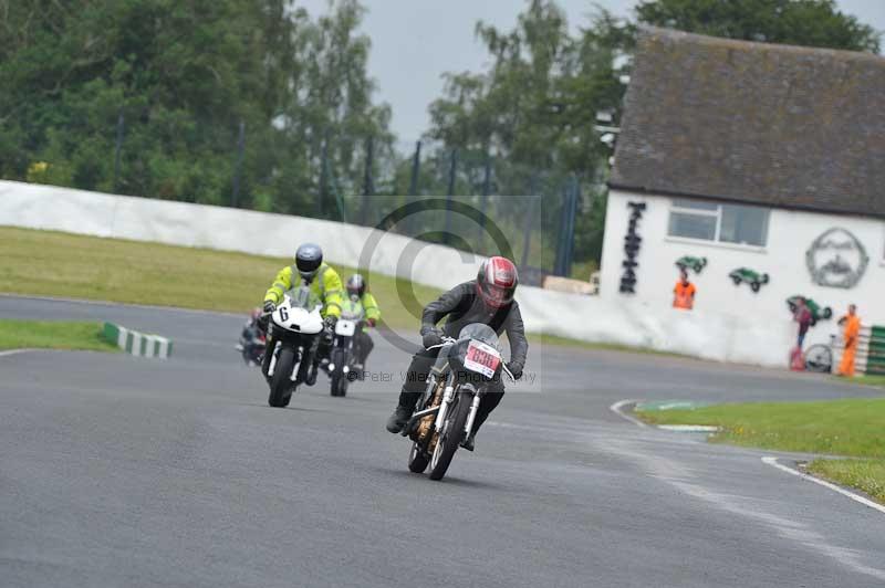 Mallory park Leicestershire;Mallory park photographs;Motorcycle action photographs;classic bikes;event digital images;eventdigitalimages;mallory park;no limits trackday;peter wileman photography;vintage bikes;vintage motorcycles;vmcc festival 1000 bikes