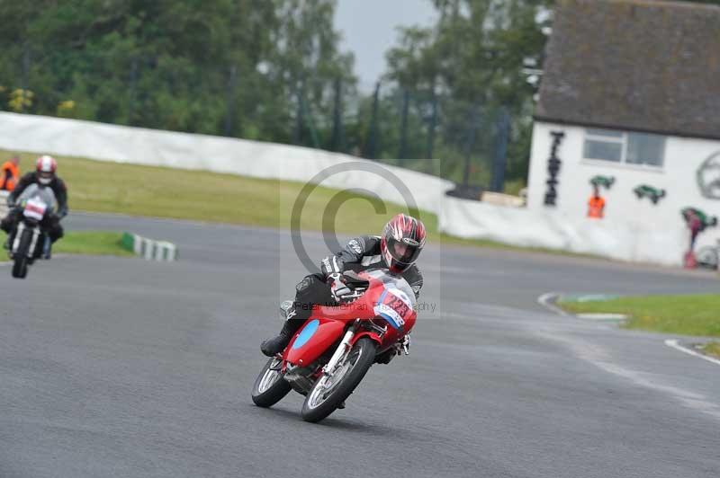 Mallory park Leicestershire;Mallory park photographs;Motorcycle action photographs;classic bikes;event digital images;eventdigitalimages;mallory park;no limits trackday;peter wileman photography;vintage bikes;vintage motorcycles;vmcc festival 1000 bikes