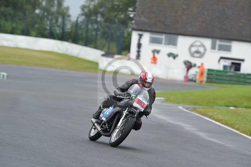 Mallory park Leicestershire;Mallory park photographs;Motorcycle action photographs;classic bikes;event digital images;eventdigitalimages;mallory park;no limits trackday;peter wileman photography;vintage bikes;vintage motorcycles;vmcc festival 1000 bikes