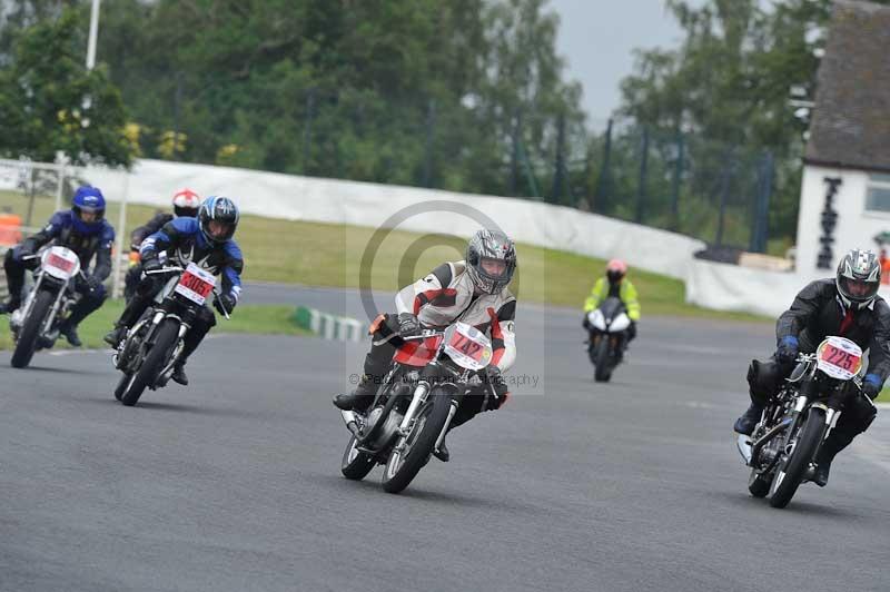 Mallory park Leicestershire;Mallory park photographs;Motorcycle action photographs;classic bikes;event digital images;eventdigitalimages;mallory park;no limits trackday;peter wileman photography;vintage bikes;vintage motorcycles;vmcc festival 1000 bikes