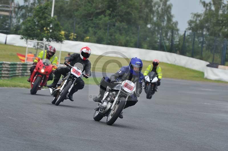 Mallory park Leicestershire;Mallory park photographs;Motorcycle action photographs;classic bikes;event digital images;eventdigitalimages;mallory park;no limits trackday;peter wileman photography;vintage bikes;vintage motorcycles;vmcc festival 1000 bikes