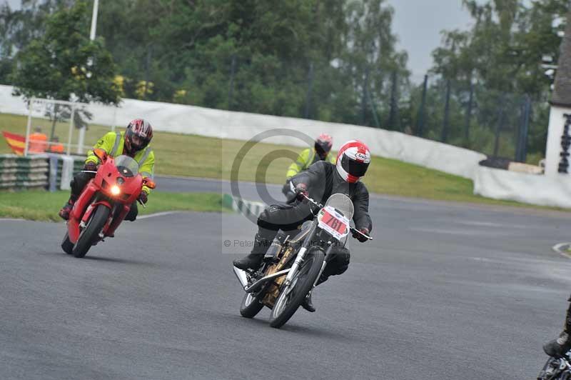 Mallory park Leicestershire;Mallory park photographs;Motorcycle action photographs;classic bikes;event digital images;eventdigitalimages;mallory park;no limits trackday;peter wileman photography;vintage bikes;vintage motorcycles;vmcc festival 1000 bikes