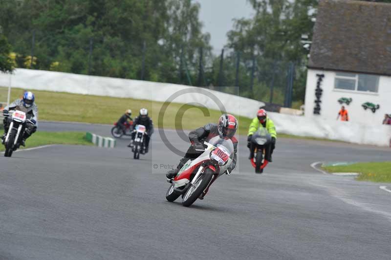 Mallory park Leicestershire;Mallory park photographs;Motorcycle action photographs;classic bikes;event digital images;eventdigitalimages;mallory park;no limits trackday;peter wileman photography;vintage bikes;vintage motorcycles;vmcc festival 1000 bikes