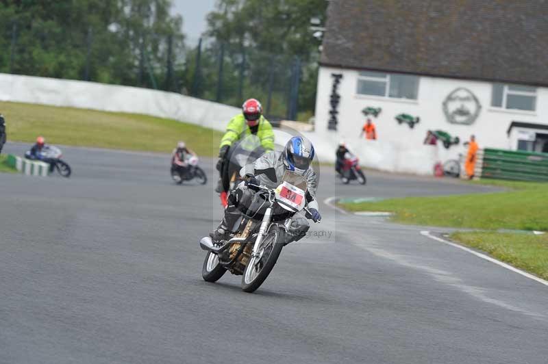 Mallory park Leicestershire;Mallory park photographs;Motorcycle action photographs;classic bikes;event digital images;eventdigitalimages;mallory park;no limits trackday;peter wileman photography;vintage bikes;vintage motorcycles;vmcc festival 1000 bikes