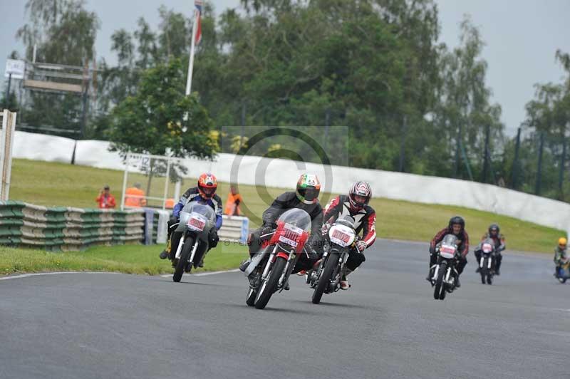 Mallory park Leicestershire;Mallory park photographs;Motorcycle action photographs;classic bikes;event digital images;eventdigitalimages;mallory park;no limits trackday;peter wileman photography;vintage bikes;vintage motorcycles;vmcc festival 1000 bikes