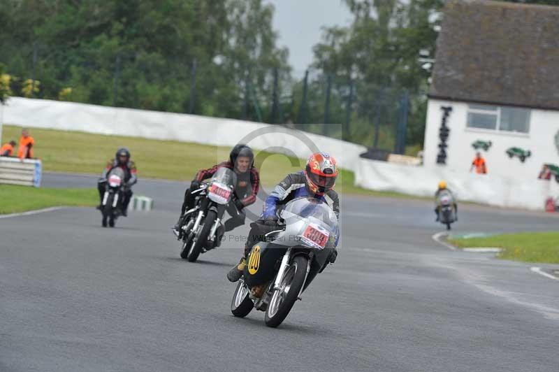 Mallory park Leicestershire;Mallory park photographs;Motorcycle action photographs;classic bikes;event digital images;eventdigitalimages;mallory park;no limits trackday;peter wileman photography;vintage bikes;vintage motorcycles;vmcc festival 1000 bikes