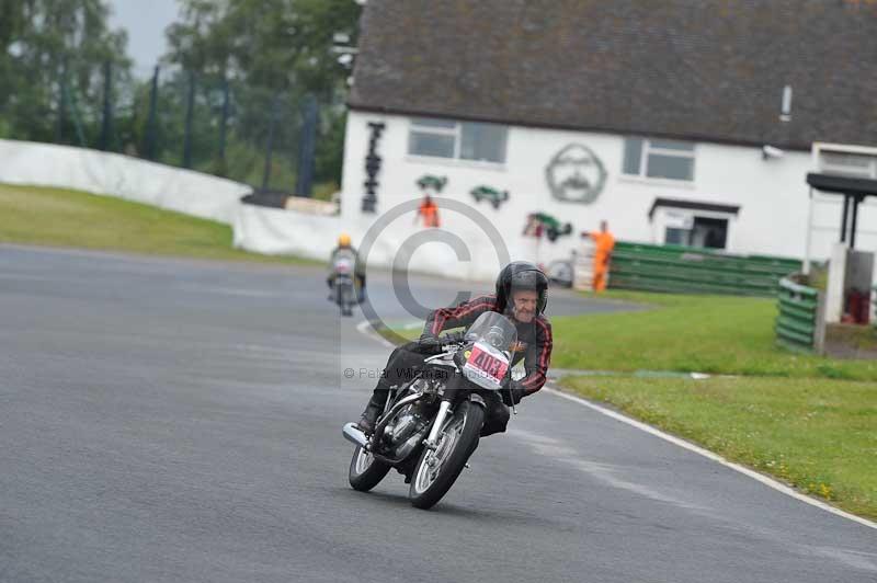 Mallory park Leicestershire;Mallory park photographs;Motorcycle action photographs;classic bikes;event digital images;eventdigitalimages;mallory park;no limits trackday;peter wileman photography;vintage bikes;vintage motorcycles;vmcc festival 1000 bikes