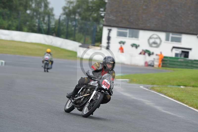 Mallory park Leicestershire;Mallory park photographs;Motorcycle action photographs;classic bikes;event digital images;eventdigitalimages;mallory park;no limits trackday;peter wileman photography;vintage bikes;vintage motorcycles;vmcc festival 1000 bikes