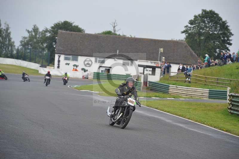 Mallory park Leicestershire;Mallory park photographs;Motorcycle action photographs;classic bikes;event digital images;eventdigitalimages;mallory park;no limits trackday;peter wileman photography;vintage bikes;vintage motorcycles;vmcc festival 1000 bikes