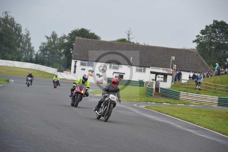 Mallory park Leicestershire;Mallory park photographs;Motorcycle action photographs;classic bikes;event digital images;eventdigitalimages;mallory park;no limits trackday;peter wileman photography;vintage bikes;vintage motorcycles;vmcc festival 1000 bikes