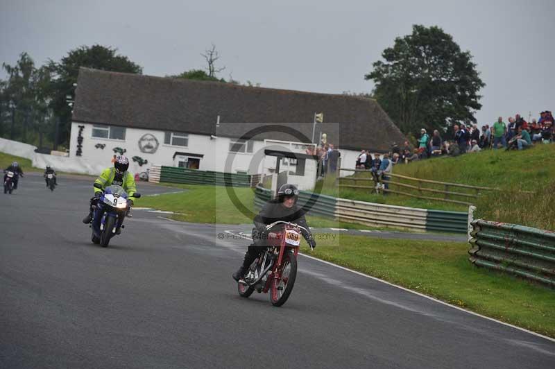 Mallory park Leicestershire;Mallory park photographs;Motorcycle action photographs;classic bikes;event digital images;eventdigitalimages;mallory park;no limits trackday;peter wileman photography;vintage bikes;vintage motorcycles;vmcc festival 1000 bikes