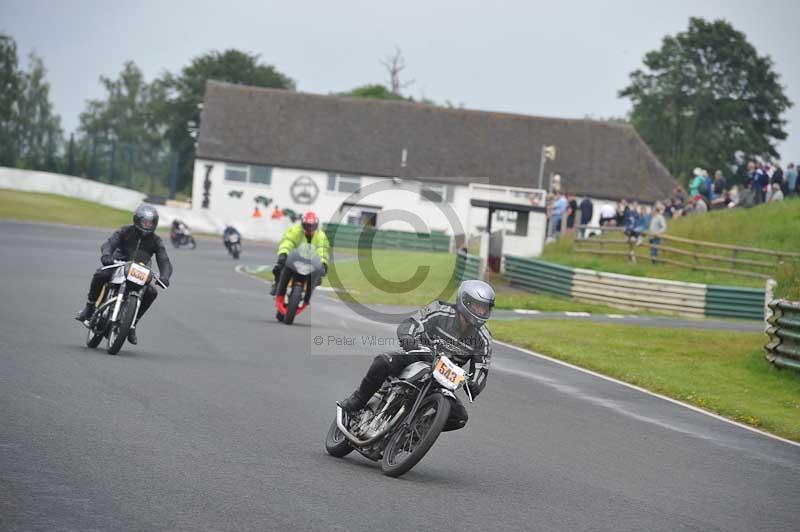 Mallory park Leicestershire;Mallory park photographs;Motorcycle action photographs;classic bikes;event digital images;eventdigitalimages;mallory park;no limits trackday;peter wileman photography;vintage bikes;vintage motorcycles;vmcc festival 1000 bikes