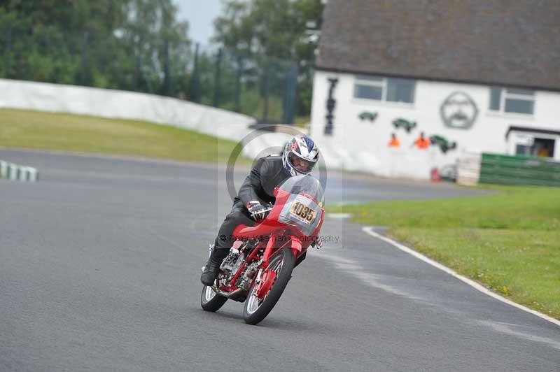 Mallory park Leicestershire;Mallory park photographs;Motorcycle action photographs;classic bikes;event digital images;eventdigitalimages;mallory park;no limits trackday;peter wileman photography;vintage bikes;vintage motorcycles;vmcc festival 1000 bikes