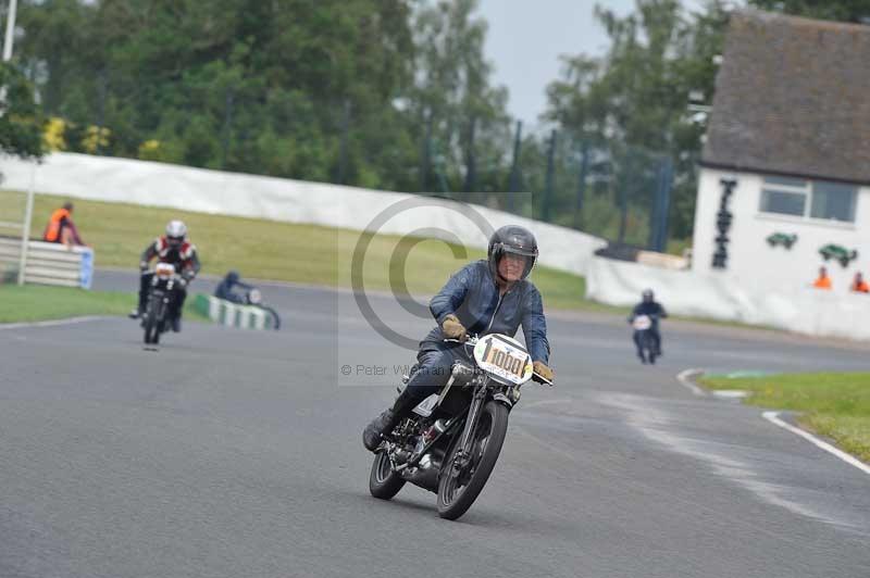 Mallory park Leicestershire;Mallory park photographs;Motorcycle action photographs;classic bikes;event digital images;eventdigitalimages;mallory park;no limits trackday;peter wileman photography;vintage bikes;vintage motorcycles;vmcc festival 1000 bikes