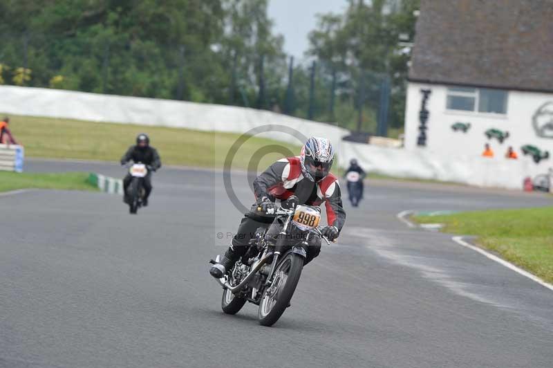 Mallory park Leicestershire;Mallory park photographs;Motorcycle action photographs;classic bikes;event digital images;eventdigitalimages;mallory park;no limits trackday;peter wileman photography;vintage bikes;vintage motorcycles;vmcc festival 1000 bikes