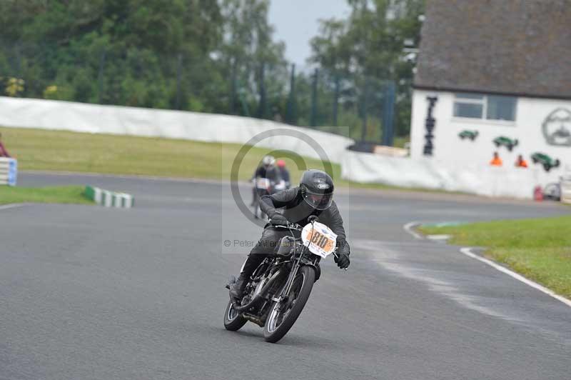 Mallory park Leicestershire;Mallory park photographs;Motorcycle action photographs;classic bikes;event digital images;eventdigitalimages;mallory park;no limits trackday;peter wileman photography;vintage bikes;vintage motorcycles;vmcc festival 1000 bikes