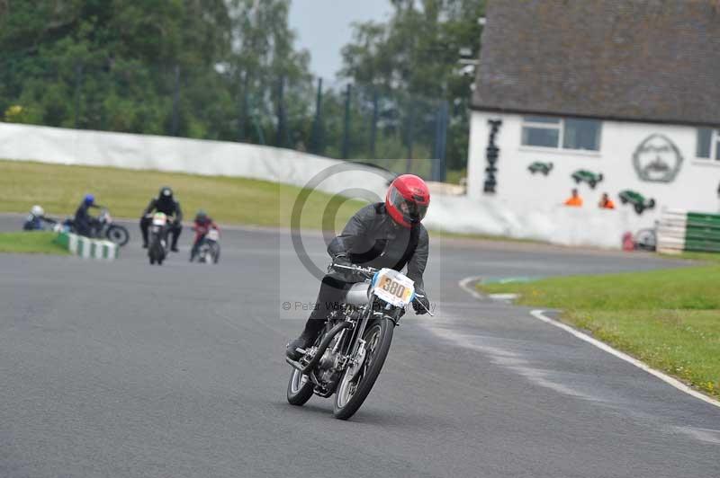 Mallory park Leicestershire;Mallory park photographs;Motorcycle action photographs;classic bikes;event digital images;eventdigitalimages;mallory park;no limits trackday;peter wileman photography;vintage bikes;vintage motorcycles;vmcc festival 1000 bikes