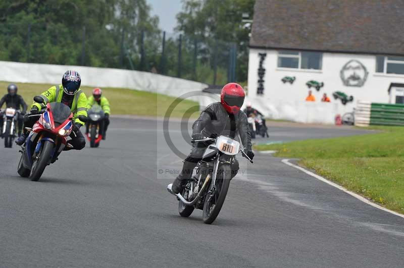 Mallory park Leicestershire;Mallory park photographs;Motorcycle action photographs;classic bikes;event digital images;eventdigitalimages;mallory park;no limits trackday;peter wileman photography;vintage bikes;vintage motorcycles;vmcc festival 1000 bikes