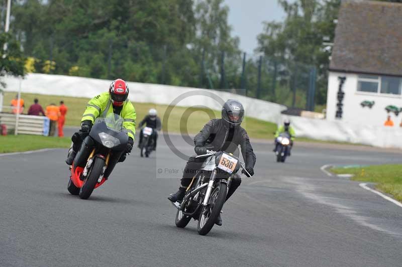 Mallory park Leicestershire;Mallory park photographs;Motorcycle action photographs;classic bikes;event digital images;eventdigitalimages;mallory park;no limits trackday;peter wileman photography;vintage bikes;vintage motorcycles;vmcc festival 1000 bikes