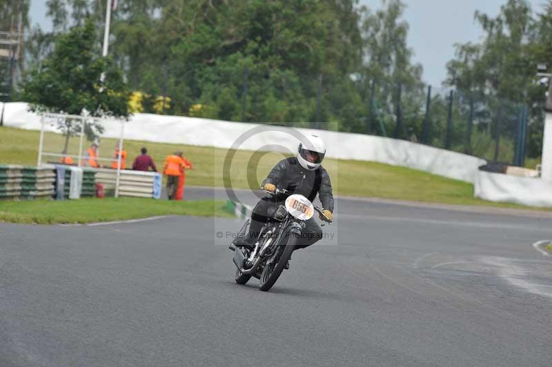 Mallory park Leicestershire;Mallory park photographs;Motorcycle action photographs;classic bikes;event digital images;eventdigitalimages;mallory park;no limits trackday;peter wileman photography;vintage bikes;vintage motorcycles;vmcc festival 1000 bikes