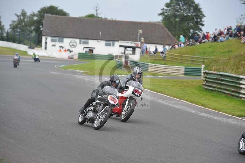 Mallory park Leicestershire;Mallory park photographs;Motorcycle action photographs;classic bikes;event digital images;eventdigitalimages;mallory park;no limits trackday;peter wileman photography;vintage bikes;vintage motorcycles;vmcc festival 1000 bikes