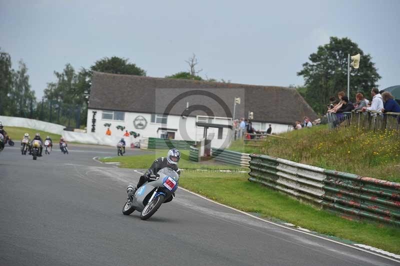 Mallory park Leicestershire;Mallory park photographs;Motorcycle action photographs;classic bikes;event digital images;eventdigitalimages;mallory park;no limits trackday;peter wileman photography;vintage bikes;vintage motorcycles;vmcc festival 1000 bikes