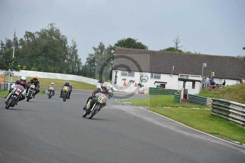 Mallory park Leicestershire;Mallory park photographs;Motorcycle action photographs;classic bikes;event digital images;eventdigitalimages;mallory park;no limits trackday;peter wileman photography;vintage bikes;vintage motorcycles;vmcc festival 1000 bikes