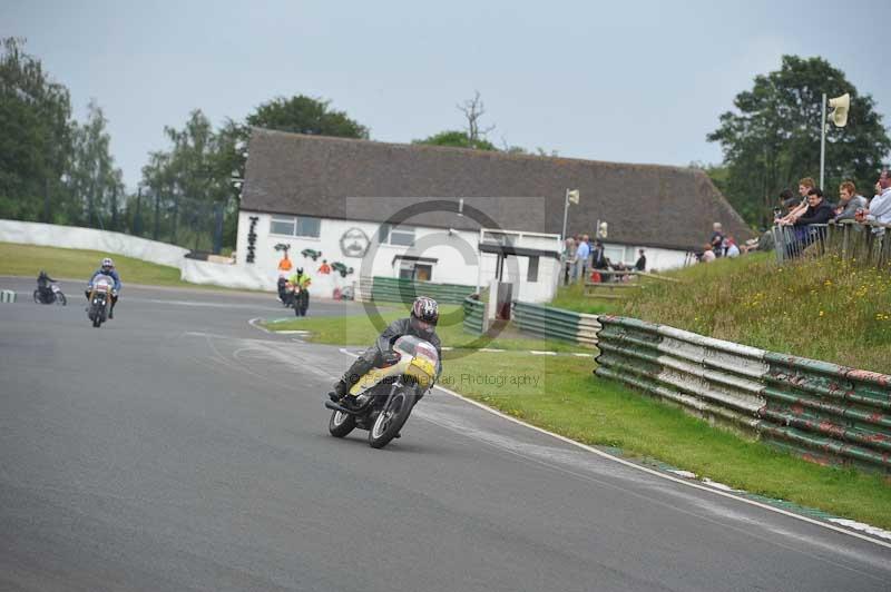 Mallory park Leicestershire;Mallory park photographs;Motorcycle action photographs;classic bikes;event digital images;eventdigitalimages;mallory park;no limits trackday;peter wileman photography;vintage bikes;vintage motorcycles;vmcc festival 1000 bikes