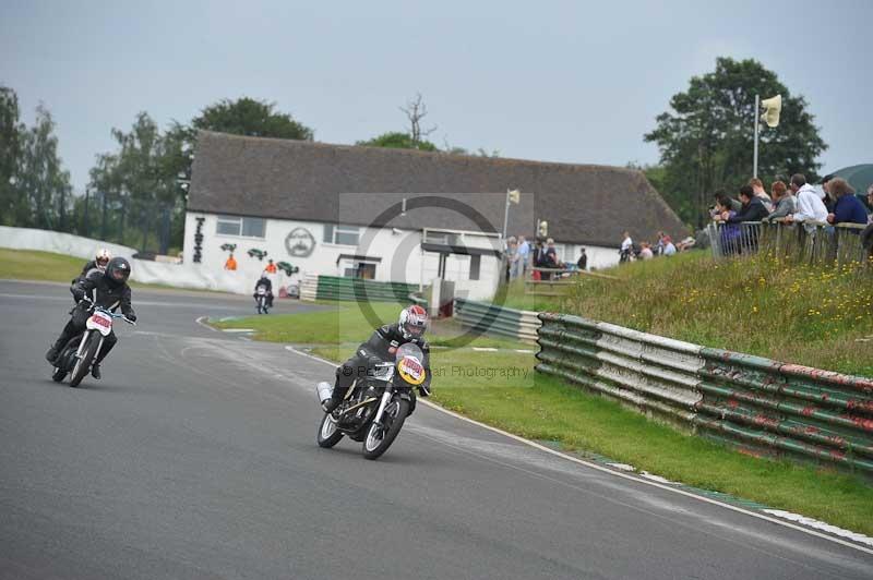 Mallory park Leicestershire;Mallory park photographs;Motorcycle action photographs;classic bikes;event digital images;eventdigitalimages;mallory park;no limits trackday;peter wileman photography;vintage bikes;vintage motorcycles;vmcc festival 1000 bikes