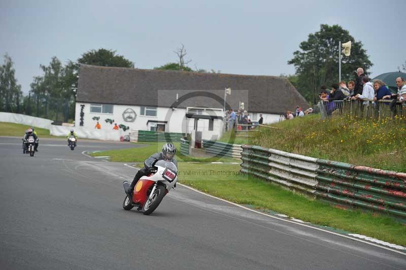 Mallory park Leicestershire;Mallory park photographs;Motorcycle action photographs;classic bikes;event digital images;eventdigitalimages;mallory park;no limits trackday;peter wileman photography;vintage bikes;vintage motorcycles;vmcc festival 1000 bikes