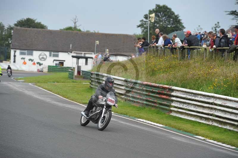 Mallory park Leicestershire;Mallory park photographs;Motorcycle action photographs;classic bikes;event digital images;eventdigitalimages;mallory park;no limits trackday;peter wileman photography;vintage bikes;vintage motorcycles;vmcc festival 1000 bikes