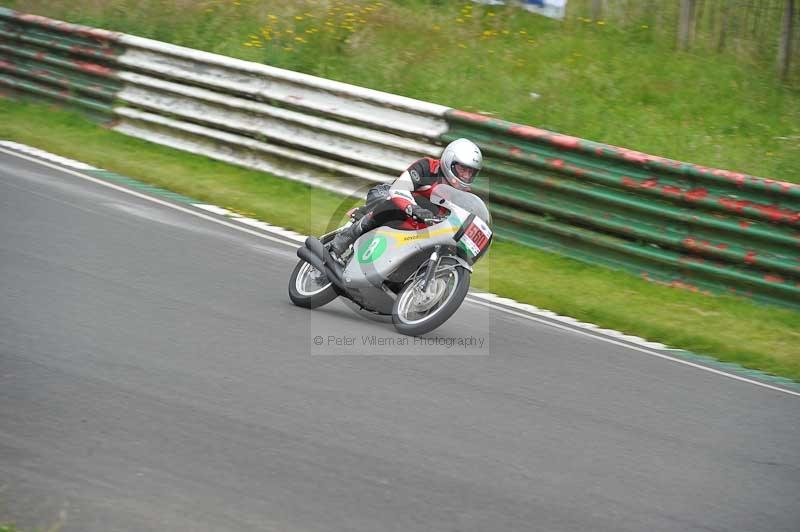 Mallory park Leicestershire;Mallory park photographs;Motorcycle action photographs;classic bikes;event digital images;eventdigitalimages;mallory park;no limits trackday;peter wileman photography;vintage bikes;vintage motorcycles;vmcc festival 1000 bikes