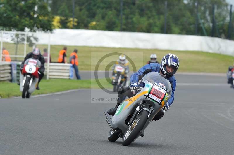 Mallory park Leicestershire;Mallory park photographs;Motorcycle action photographs;classic bikes;event digital images;eventdigitalimages;mallory park;no limits trackday;peter wileman photography;vintage bikes;vintage motorcycles;vmcc festival 1000 bikes