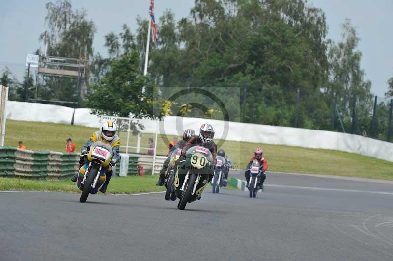 Mallory park Leicestershire;Mallory park photographs;Motorcycle action photographs;classic bikes;event digital images;eventdigitalimages;mallory park;no limits trackday;peter wileman photography;vintage bikes;vintage motorcycles;vmcc festival 1000 bikes