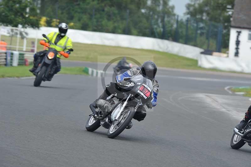 Mallory park Leicestershire;Mallory park photographs;Motorcycle action photographs;classic bikes;event digital images;eventdigitalimages;mallory park;no limits trackday;peter wileman photography;vintage bikes;vintage motorcycles;vmcc festival 1000 bikes