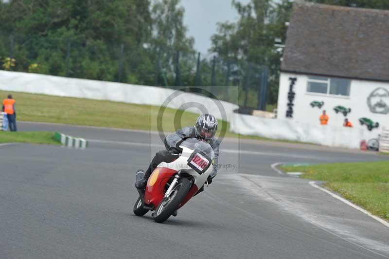 Mallory park Leicestershire;Mallory park photographs;Motorcycle action photographs;classic bikes;event digital images;eventdigitalimages;mallory park;no limits trackday;peter wileman photography;vintage bikes;vintage motorcycles;vmcc festival 1000 bikes