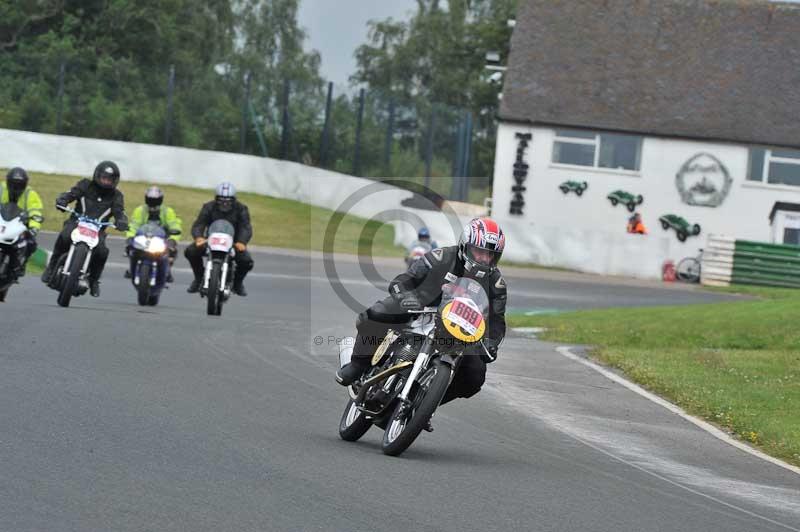 Mallory park Leicestershire;Mallory park photographs;Motorcycle action photographs;classic bikes;event digital images;eventdigitalimages;mallory park;no limits trackday;peter wileman photography;vintage bikes;vintage motorcycles;vmcc festival 1000 bikes