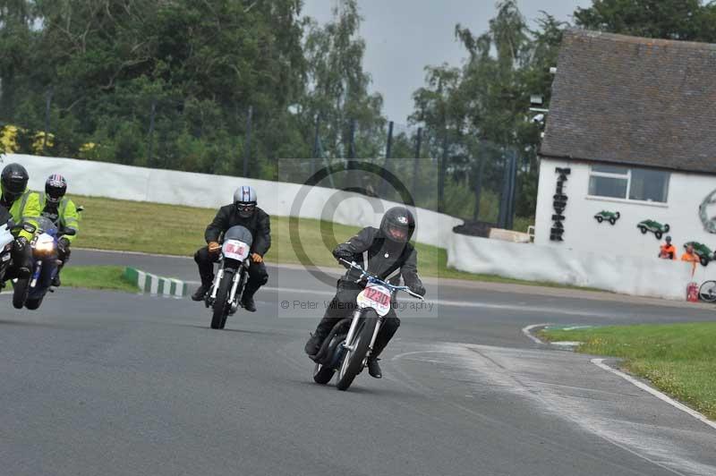 Mallory park Leicestershire;Mallory park photographs;Motorcycle action photographs;classic bikes;event digital images;eventdigitalimages;mallory park;no limits trackday;peter wileman photography;vintage bikes;vintage motorcycles;vmcc festival 1000 bikes