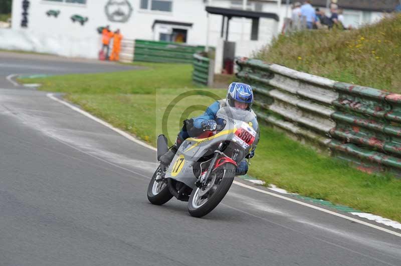 Mallory park Leicestershire;Mallory park photographs;Motorcycle action photographs;classic bikes;event digital images;eventdigitalimages;mallory park;no limits trackday;peter wileman photography;vintage bikes;vintage motorcycles;vmcc festival 1000 bikes